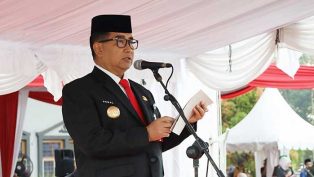 KHIDMAT: Akmal Malik memimpin upacara peringatan HKN ke 59 Tahun 2023. (foto: istimewa)