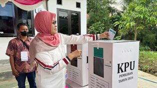 sekda-kaltim-nyoblos-di-tps