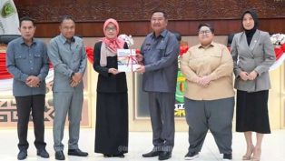 sekda-kaltim-sri-wahyuni-bersama-anggota-dprd-kaltim