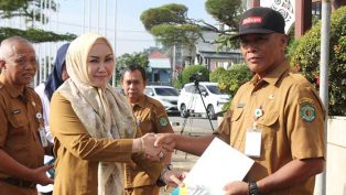 sekwan-dprd-kaltim-serahkan-simbolis-kenaikan-pangkat-asn