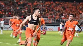 Pemain-pemain Borneo FC merayakan gol di menit akhir laga yang dicetak oleh Silverio Junio.