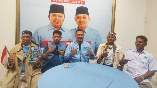 Seno Aji (tengah) didampingi timses dan para relawan yang mendeklarasikan dukungan.