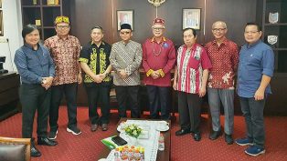 Silaturahmi Pengurus Pusat Persekutuan Dayak Kalimantan Timur (PDKT) dengan Rektor Unmul, Dr Ir Abdunnur.