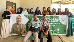 Warga Desa Selangkau bersama Siti Rizky Amalia usai kegiatan reses. (foto: istimewa)