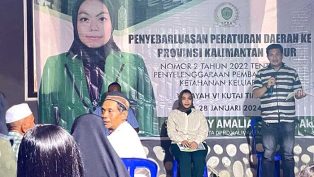Anggota DPRD Kaltim, Siti Rizky Amalia (duduk, berjilbab) saat kegiatan sosialisasi Perda tentang Ketahanan Keluarga di Sangkulirang, Kutai Timur.
