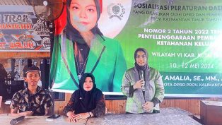 Siti Rizky Amalia tengah memberikan penjelasan mengenai perda ketahanan keluarga dalam sosper di Sangata Utara.