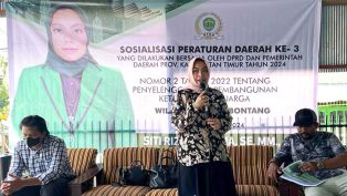 Siti Rizky Amalia, anggota DPRD Kaltim saat menyampaikan materi tentang konsep pembangunan ketahanan keluarga di Bontang Selatan.