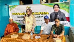PERAN AKTIF: Laila Fatihah (kedua kiri) saat sosialisasi Raperda Jaminan Produk Halal dan Higienis ke warga Sempaja Utara.