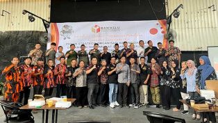 Foto bersama Panwascam Samarinda Ilir dengan para peserta kegiatan sosialisasi.