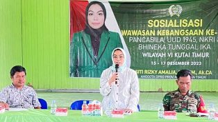 Siti Rizky Amalia saat menggelar Soswasbang di Desa Susuk Luar, Sandara, Kutai Timur.