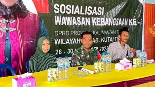 Siti Rizky Amalia saat melakukan kegiatan Soswasbang di Desa Sempayau Kec. Kaubun, Kutai Timur. (foto: istimewa)