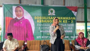 Amel, sapaan Siti Rizky Amalia saat menyampaikan pengantar Soswasbang di Brebas Tengah, Bontang.