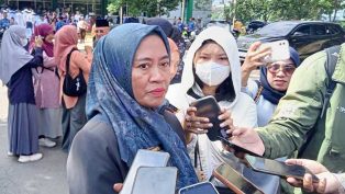 Sri Wartini saat diwawancara awak media.