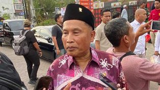 Ketua DPRD Samarinda, Sugiyono saat memberikan tangggapan terhadap acara kirab pemilu yang diprakarsai oleh KPU Samarinda.