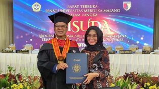 Syaharie Jaang didampingi istri seusai acara Wisuda Pasca Sarjana di Universitas Merdeka Malang. (foto: istimewa)