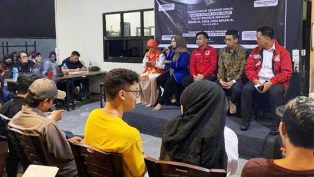 Lima orang politisi muda tengah diuji gagasannya oleh panelis dan audiens dalam acara "Tumbuk Caleg". (foto: istimewa)
