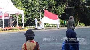 KENANG JASA: Hero Mardanus Setyawan memimpin upacara Hari Pahlawan di Balaikota Samarinda.