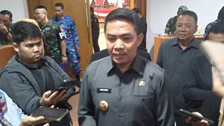 Walikota Samarinda, Andi Harun di depan sejumlah wartawan, menjelaskan keputusannya melanjutkan pengesahan Raperda RTRW.