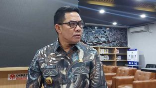 Andi Harun saat menjelaskan hasil pertemuan untuk pengendalian pendistribusian BBM. (foto: reza)